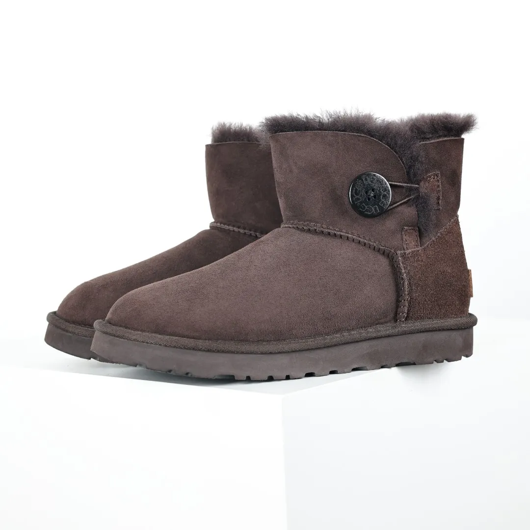 Pick up locally 💰540 The core recommendation is good price UGG basic Bailey twist style Xiaohongshu hot style Henan Longfeng leather production Sheepskin integrated top quality in the market 2-3 cm cashmere insole to keep warm in winter and a very suitable choice for home use UUG has launched a style series in the new year, which is partially geared towards the preferences of young consumers and has also moved to the forefront of fashion trends. Shoe body material Water-repellent coated suede upper 17mm UGGPURE™ implanted wool insole Lightweight non-slip comfortable rubber outsole With brand LOGO Trademark Comes with full packaging Size: 35 36 37 38 39 40